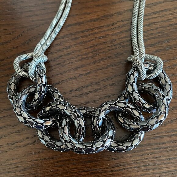 Handcrafted stylish lightweight necklace - Picture 2 of 2